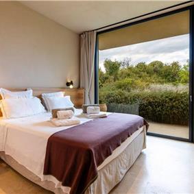 4 bedroom villa with infinity pool and sea views near Noto, Sicily, sleeps 8